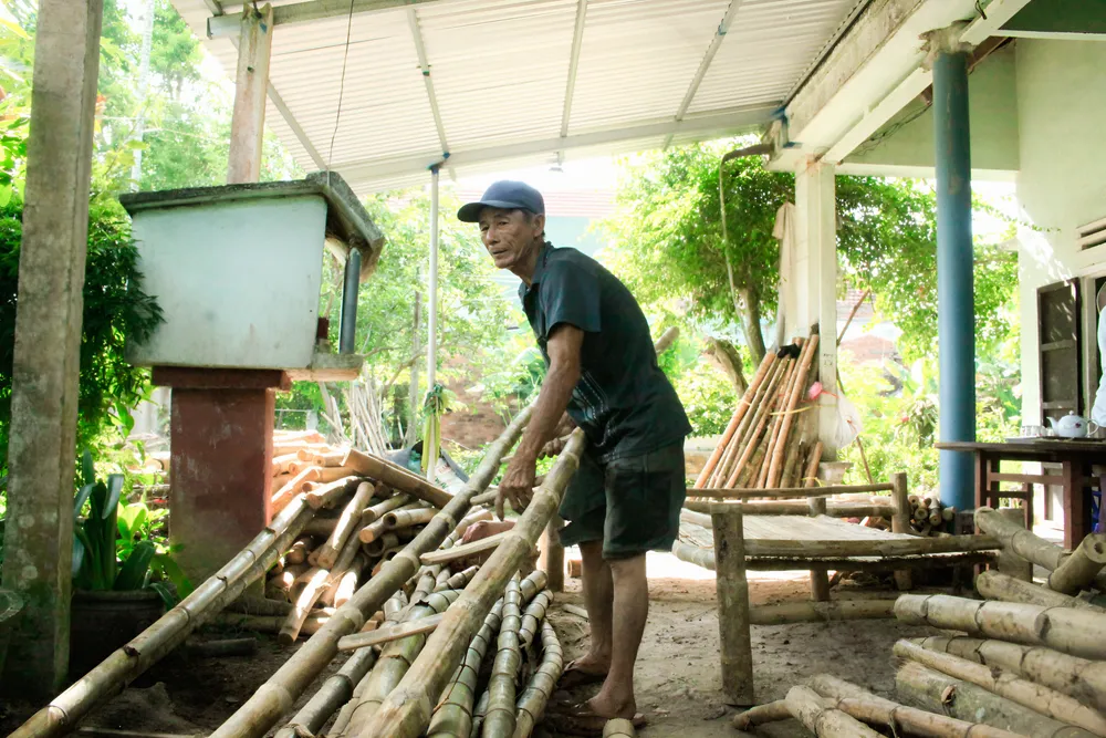 Một chiếc thang tre được ông làm xong. Ảnh: NGUYỄN TRANG xóm giường (18).jpg