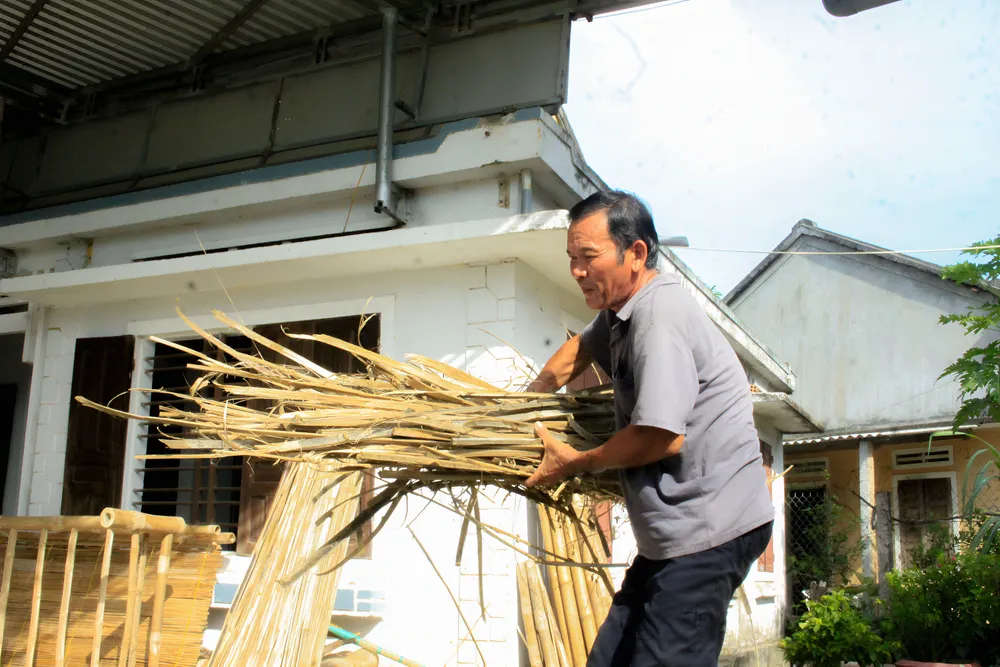 Dẫu qua bao biến động, người dân "xóm giường" vẫn giữ nghề truyền thống. Ảnh: NGUYỄN TRANG xóm giường (19).jpg