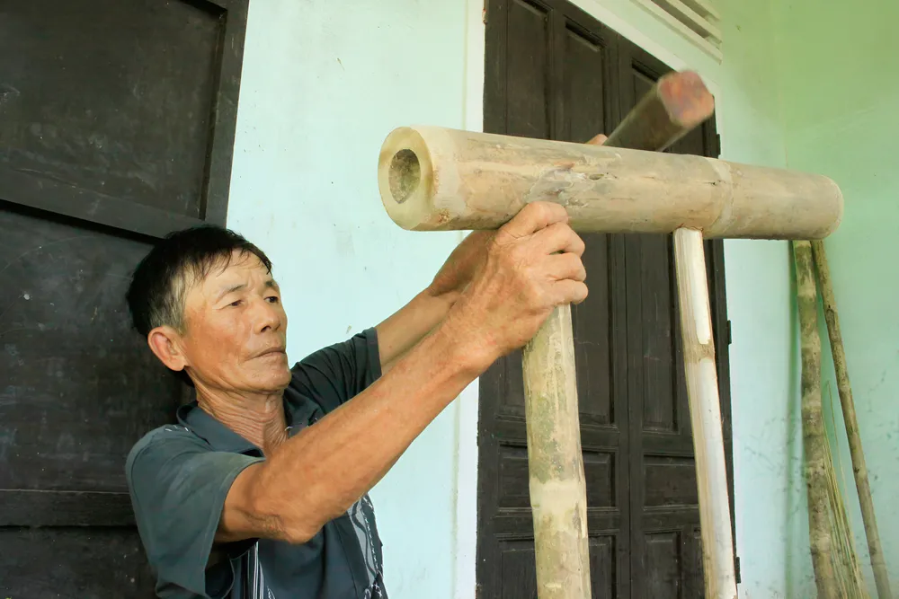 Dù nghề không còn sôi động nhưng nhiều người dân vẫn chọn giữ nghề truyền thống. Ảnh: NGUYỄN TRANG xóm giường (2).jpg