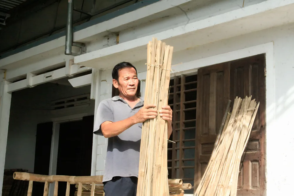 Nhiều người dân "xóm giường" chọn nghề đóng giường tre, thang tre là nguồn kinh tế chính cho gia đình. Ảnh: NGUYỄN TRANG xóm giường (20).jpg