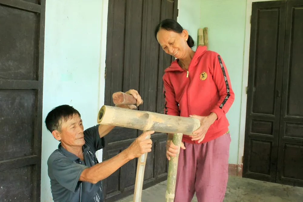 Hai vợ chồng ông An đã gắn bó với nghề làm giường tre từ hàng chục năm bên cạnh công việc đồng áng. Ảnh: NGUYỄN TRANG xóm giường (23).jpg