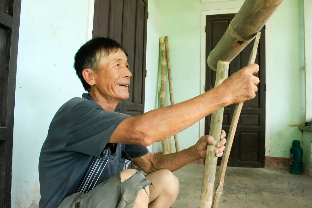 Căn chỉnh vị trí trên từng thân tre. Ảnh: NGUYỄN TRANG xóm giường (25).jpg