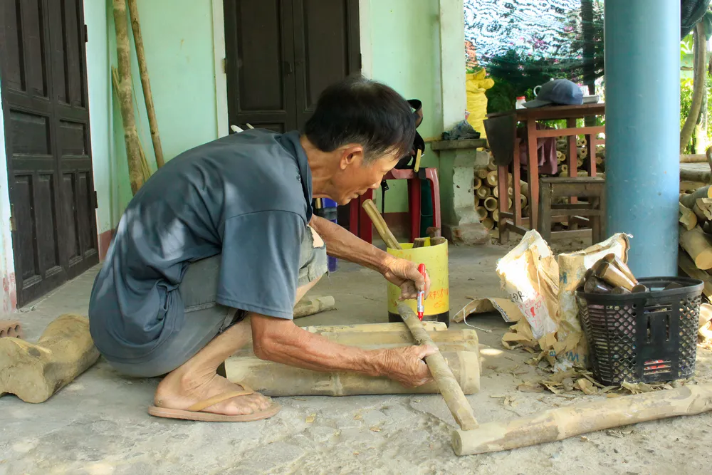 Ông An sử dụng bộ đồ nghề đơn giản đựng trong chiếc giỏ đen. Ảnh: NGUYỄN TRANG xóm giường (3).jpg
