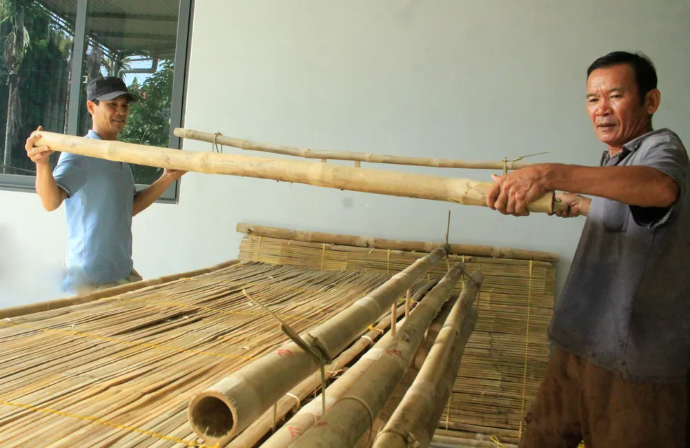 Ông Phương đã hoàn thành những chiếc giường vừa kịp xuất bán. Ảnh: NGUYỄN TRANG xóm giường (5).jpg