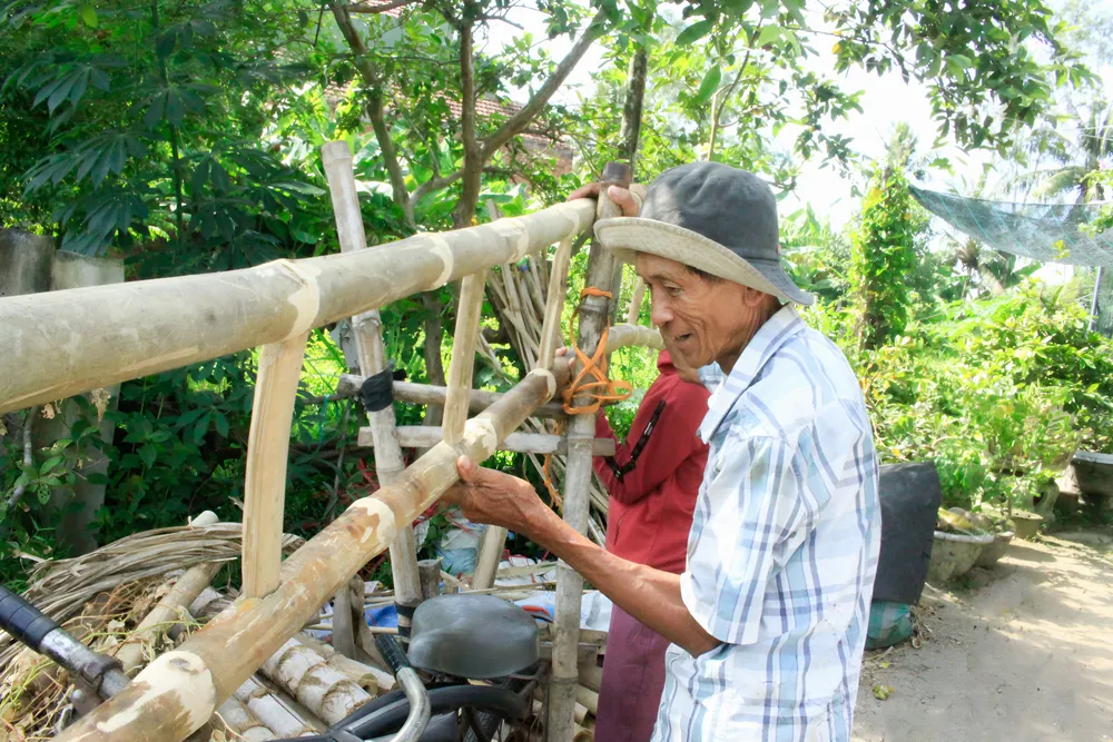Ông Võ Công Minh thường đến lấy thang, giường tre để chở đi giao hàng. Ảnh: NGUYỄN TRANG xóm giường (6).jpg