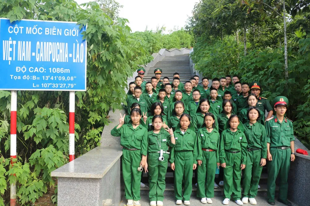 Học sinh tham quan học tập tại điểm cột mốc biên giới Việt Nam - Campuchia - Lào. Ảnh: Y Việt Sa cột mốc biên giới