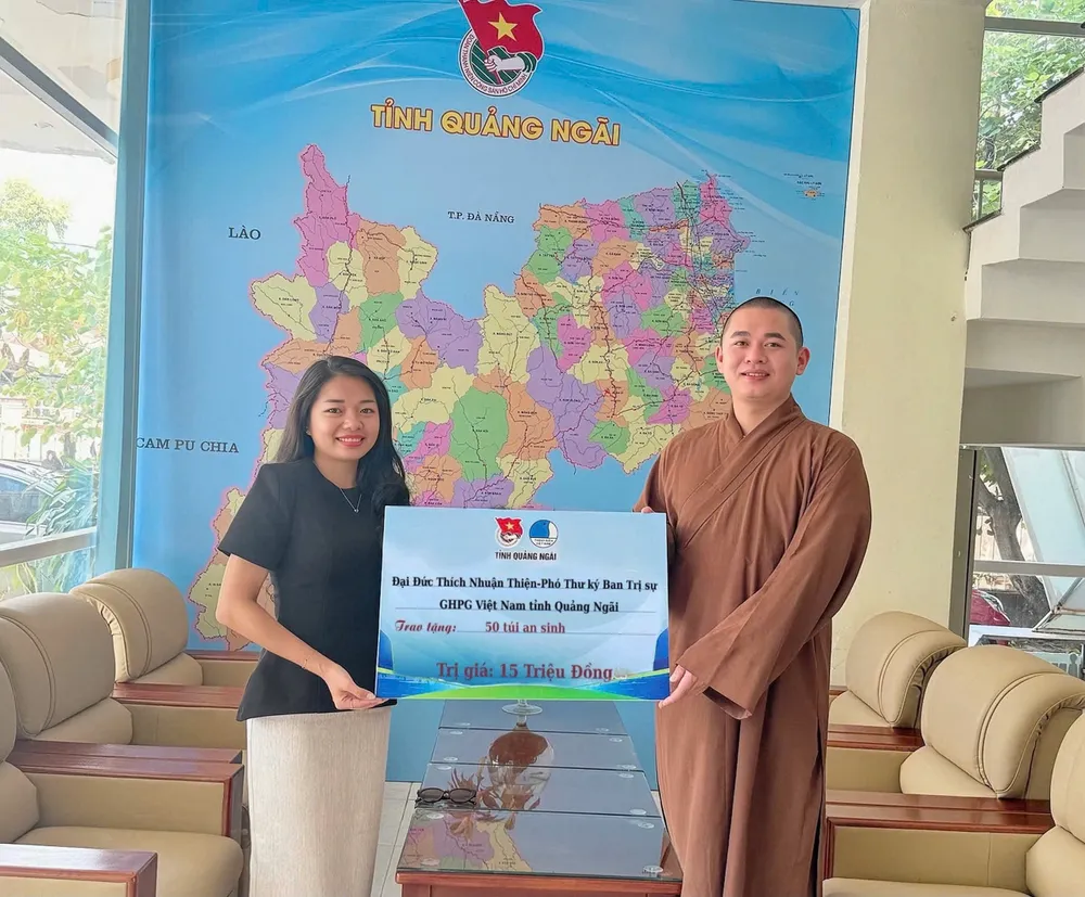 Chị Y Việt Sa, Phó Bí thư Tỉnh đoàn Quảng Ngãi, tiếp nhận sự hỗ trợ từ Đại Đức Thích Nhuận Thiện, Phó Thư ký Ban Trị Sự Giáo hội Phật Giáo Việt Nam, tỉnh Quảng Ngãi. Ảnh: Y Việt Sa y việt sa