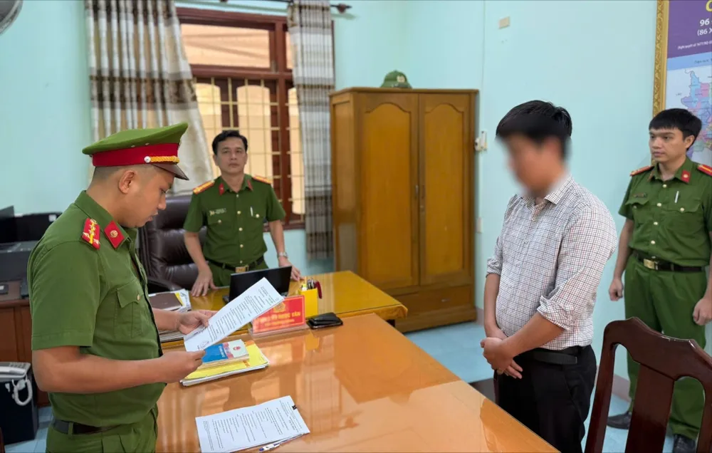 Cơ quan CSĐT Công an tỉnh Quảng Ngãi tống đạt các quyết định và lệnh cấm đi khỏi nơi cư trú đối với bị can có liên quan vụ đấu thầu dự án quyết định.jpg