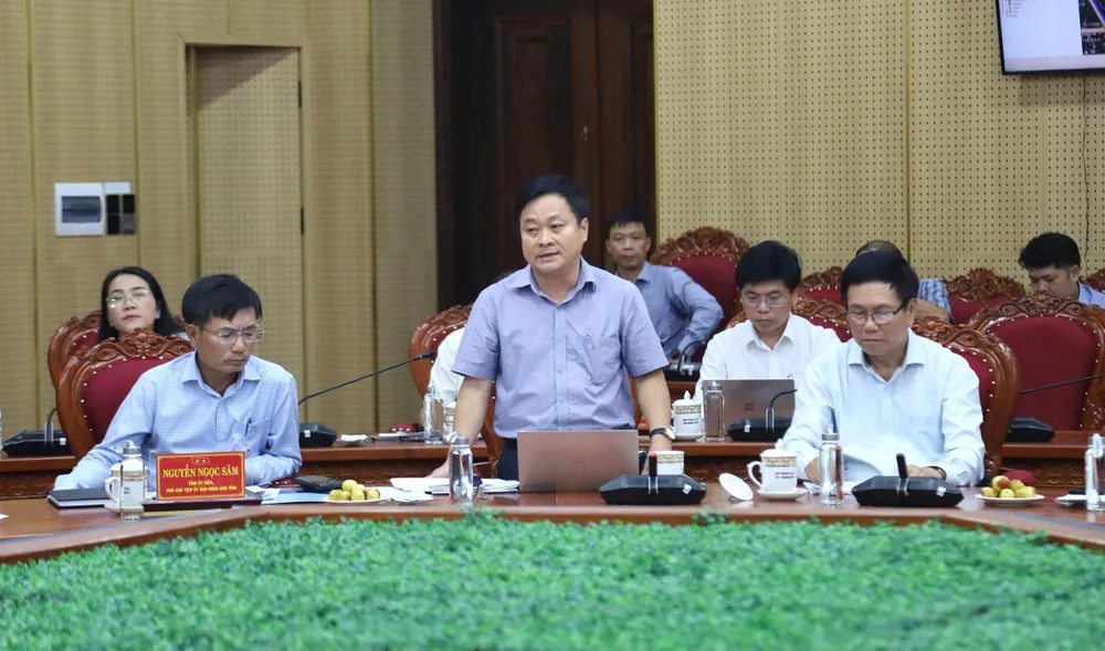 Ông Nguyễn Phúc Nhân, Giám đốc Sở Xây dựng tỉnh Quảng Ngãi, báo cáo dự án guyễn phúc nhân