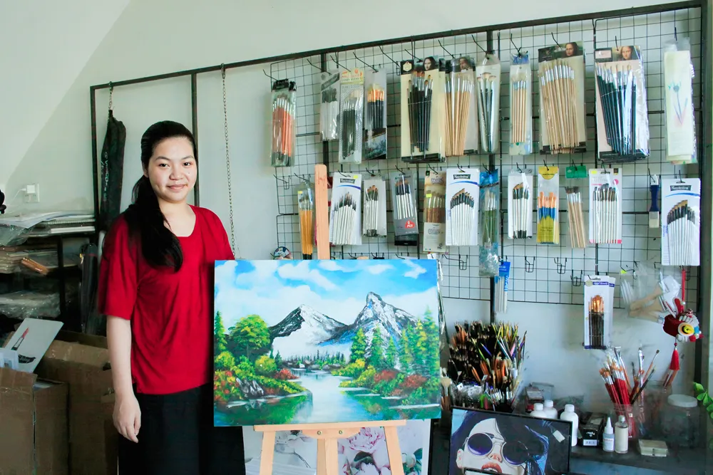 Le Dinh Hoang Quynh នៅវិចិត្រសាល Tu Luc ។ រូបថត៖ NGUYEN TRANG tranh (1 of 1).jpg