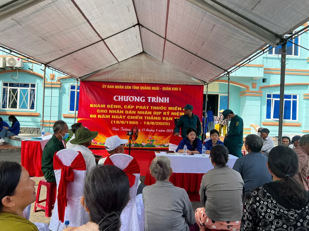 Người dân tập trung tại Trung tâm y tế Bình Sơn cơ sở 2 để khám chữa bệnh. Ảnh: NGUYỄN TRANG phát thuốc (10).jpg