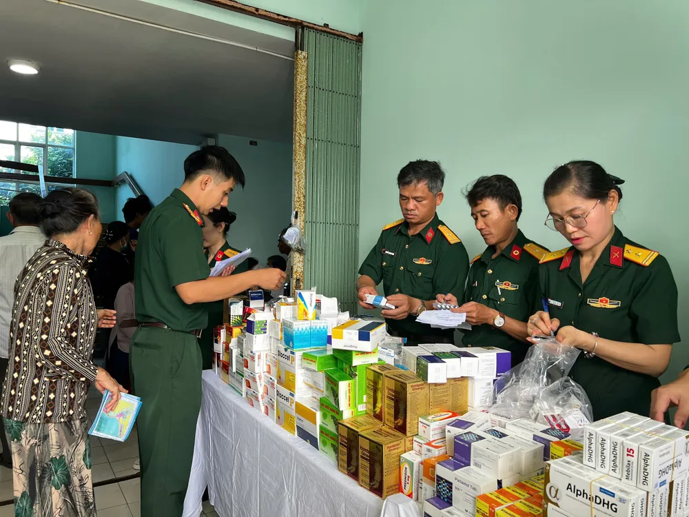 Các chiến sĩ quân y đang cấp phát thuốc cho người dân. Ảnh: NGUYỄN TRANG phát thuốc (13).jpg