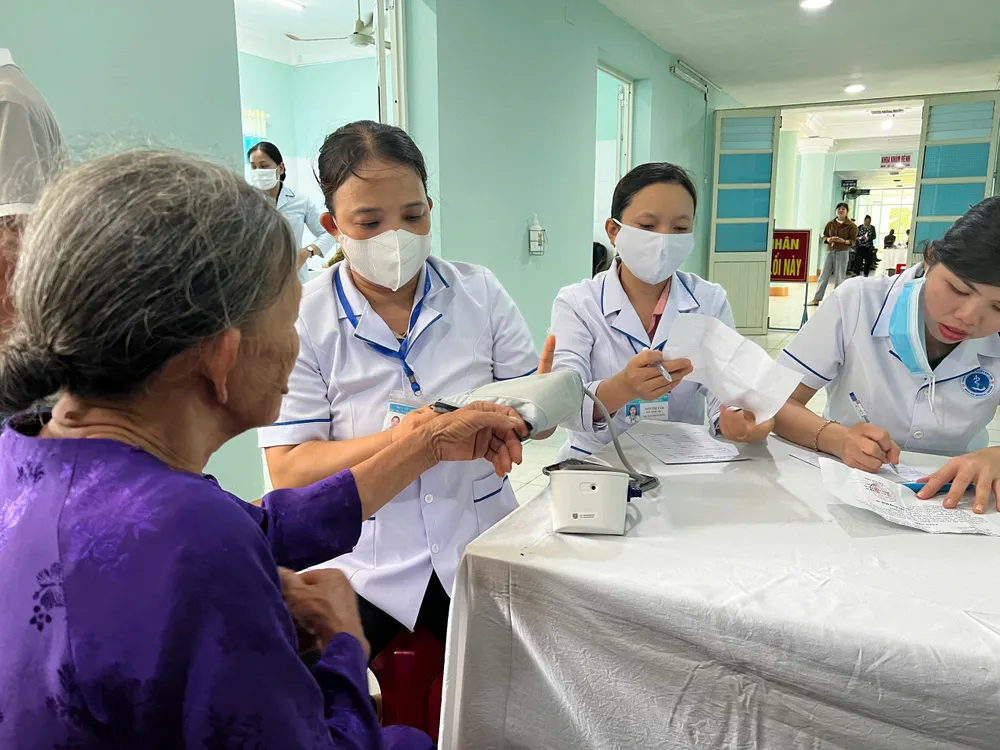 Đo huyết áp cho cụ già. Ảnh: NGUYỄN TRANG phát thuốc (4).jpg