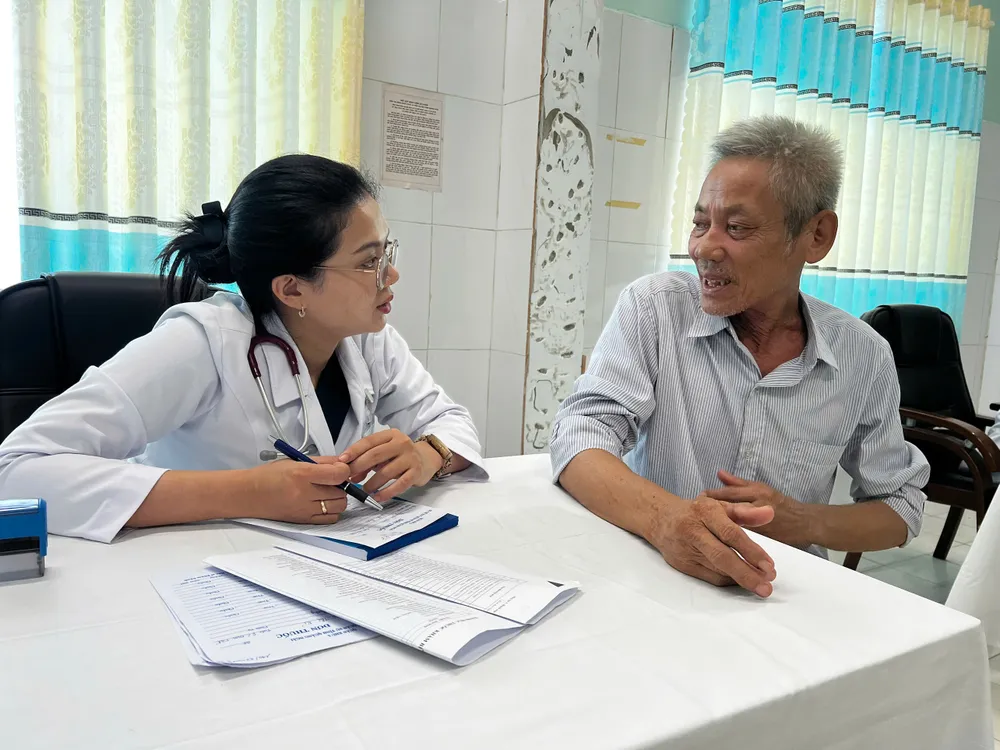 Y bác sĩ thăm hỏi bệnh nhân. Ảnh: NGUYỄN TRANG phát thuốc (5).jpg