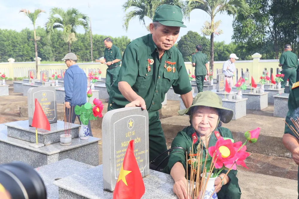Veteranen verbrennen Weihrauch zum Gedenken an ihre Kameraden thắp hương