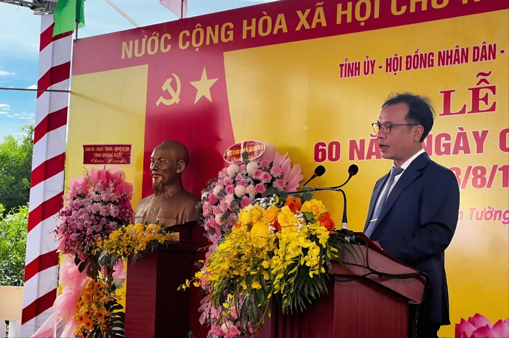 Herr U Huan, ständiger stellvertretender Sekretär des Parteikomitees der Provinz Quang Ngai, las die Rede bei der Zeremonie. Foto: NGUYEN TRANG u huấn