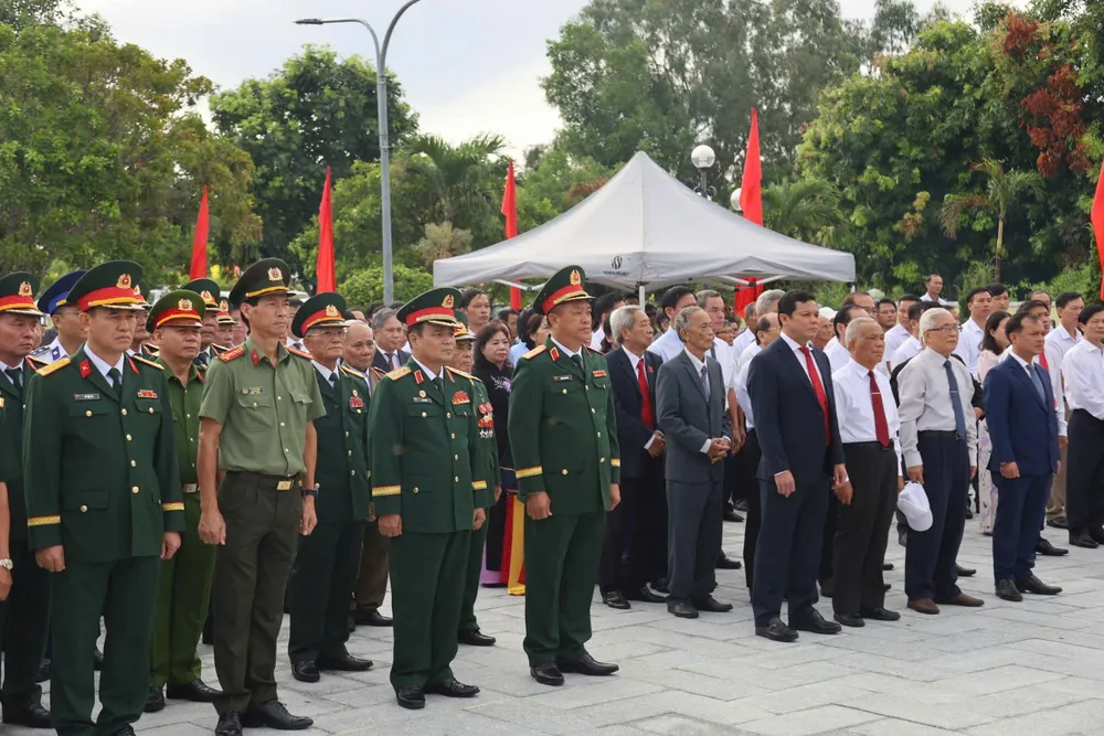 Delegierte bringen Blumen und Weihrauch auf dem Van Tuong Märtyrerfriedhof in der Gemeinde Van Tuong in der Provinz Quang Ngai dar. Foto: NGUYEN TRANG nghĩa trang