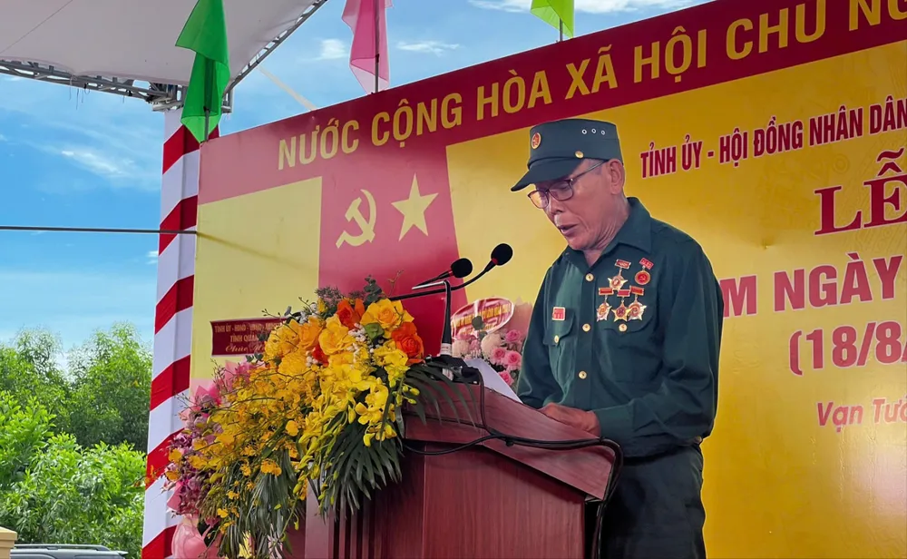 Der Veteran Trinh Phu Thien, stellvertretender Truppführer des Mörserbataillons 81, Regiment 1, Doan Ba Gia, war derjenige, der direkt an der Schlacht von Van Tuong teilnahm. Foto: NGUYEN TRANG cựu chiến binh