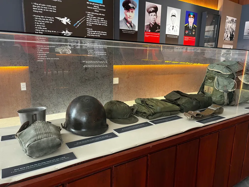 Artefakte wie Bronzevasen und Stahlhelme amerikanischer Soldaten aus der Schlacht von Van Tuong d8dc153494fb1ca545ea.jpg