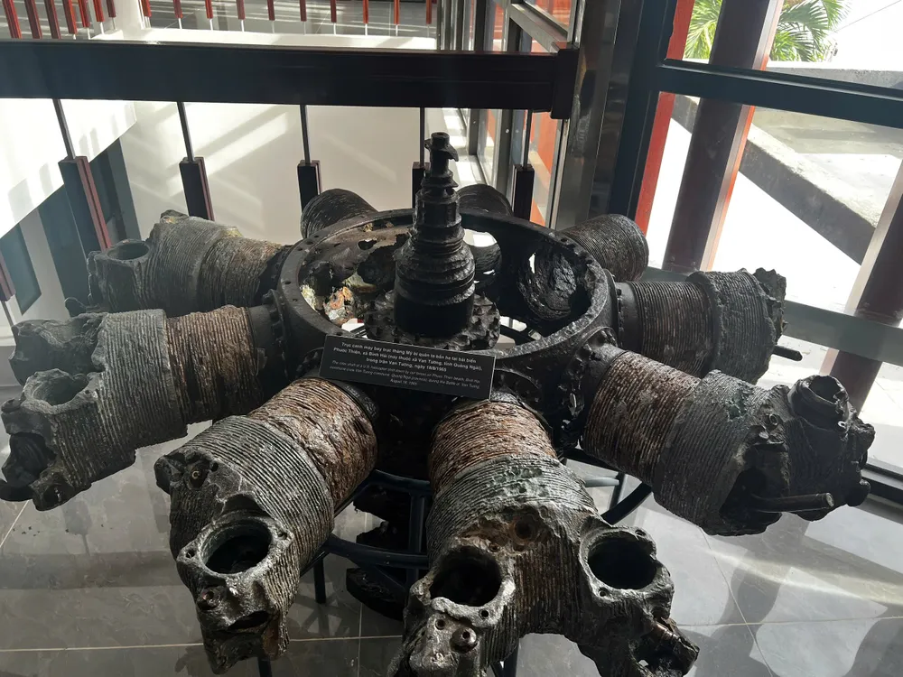 Der Schaft eines amerikanischen Hubschraubers, der von unserer Armee während der Schlacht von Van Tuong am Strand von Phuoc Thien, Gemeinde Binh Hai, heute Gemeinde Van Tuong, Provinz Quang Ngai, abgeschossen wurde. e0fe283aa9f521ab78e4.jpg