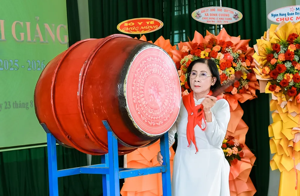 Bà Nguyễn Thị Thu Hà, Giám đốc Trung tâm, đánh trống khai giảng năm học mới DSC_0456.jpg