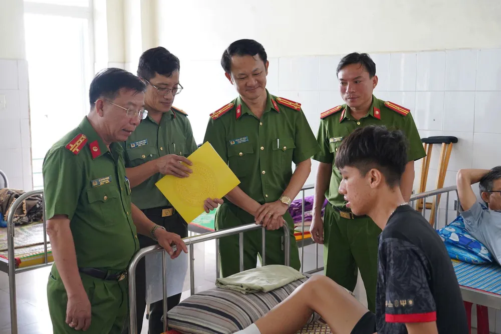 Đại diện Công an tỉnh Quảng Ngãi đến thăm hỏi, động viên chiến sĩ Cường đồng chí hạ sỹ