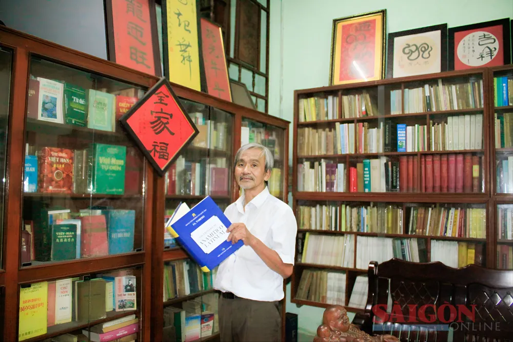 Ông Nguyễn Duy Long sưu tầm hơn 15.000 cuốn sách trong suốt hơn 30 năm. Ảnh: NGUYỄN TRANG sách (3).jpg