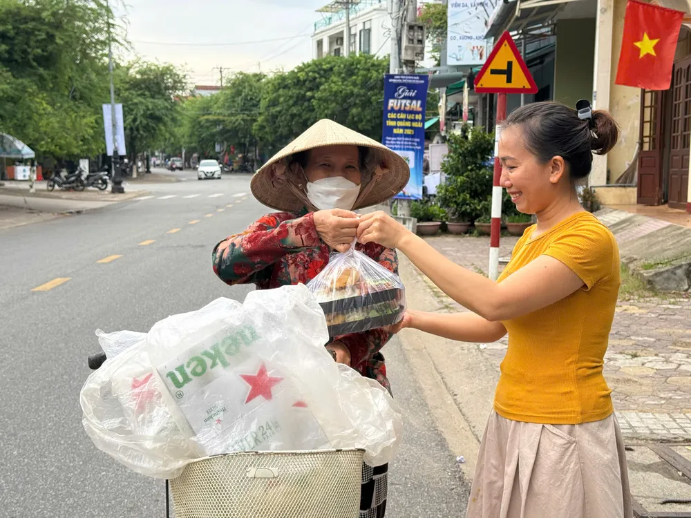 Những bữa cơm trưa được phát tận tay người có hoàn cảnh khó khăn mưu sinh khắp các đường phố Quảng Ngãi. Ảnh: NGUYỄN TRANG ảnh (2).jpg