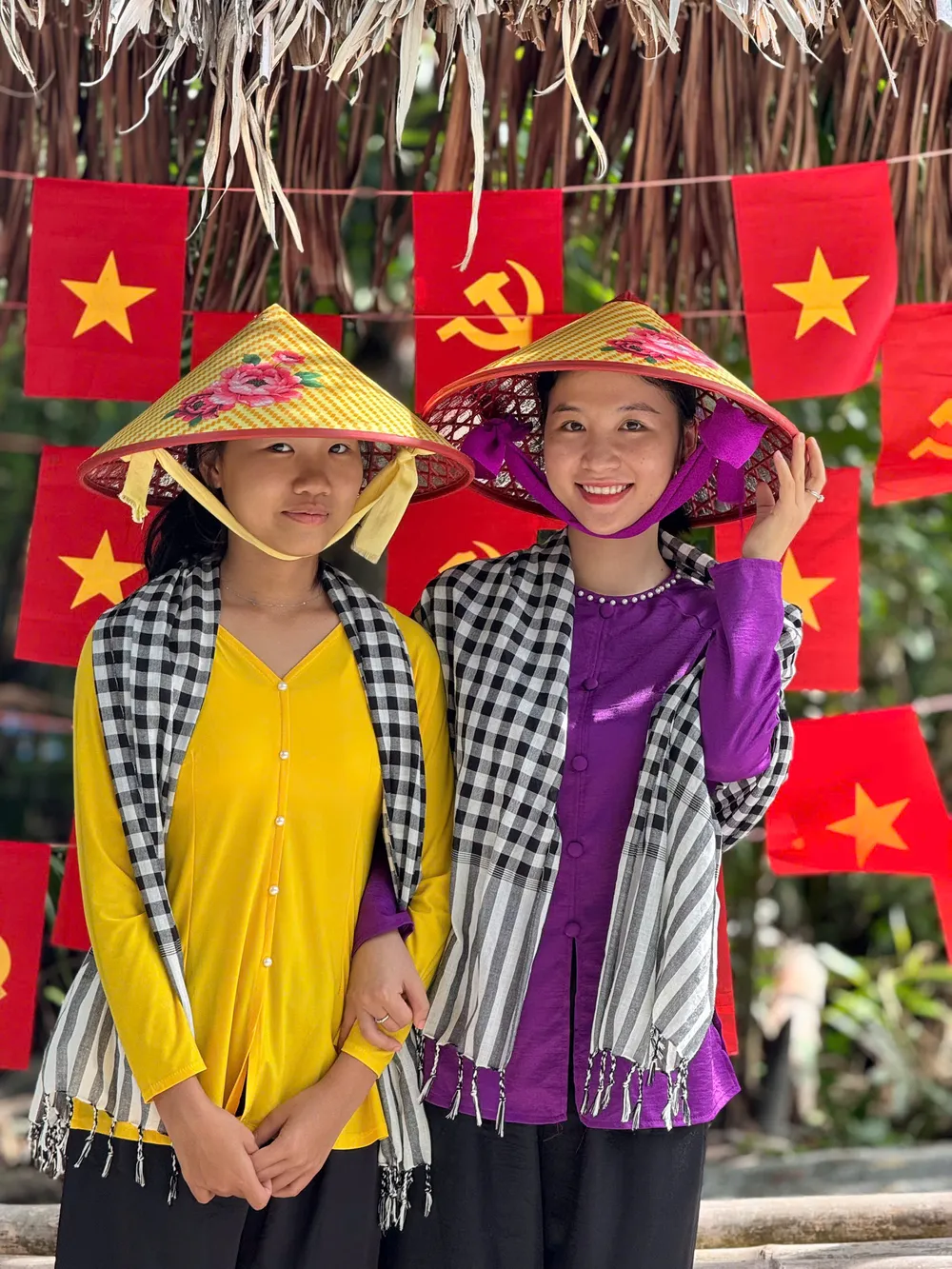 Chụp ảnh cùng lá cờ Tổ quốc ecea76db98cf13914ade.jpg