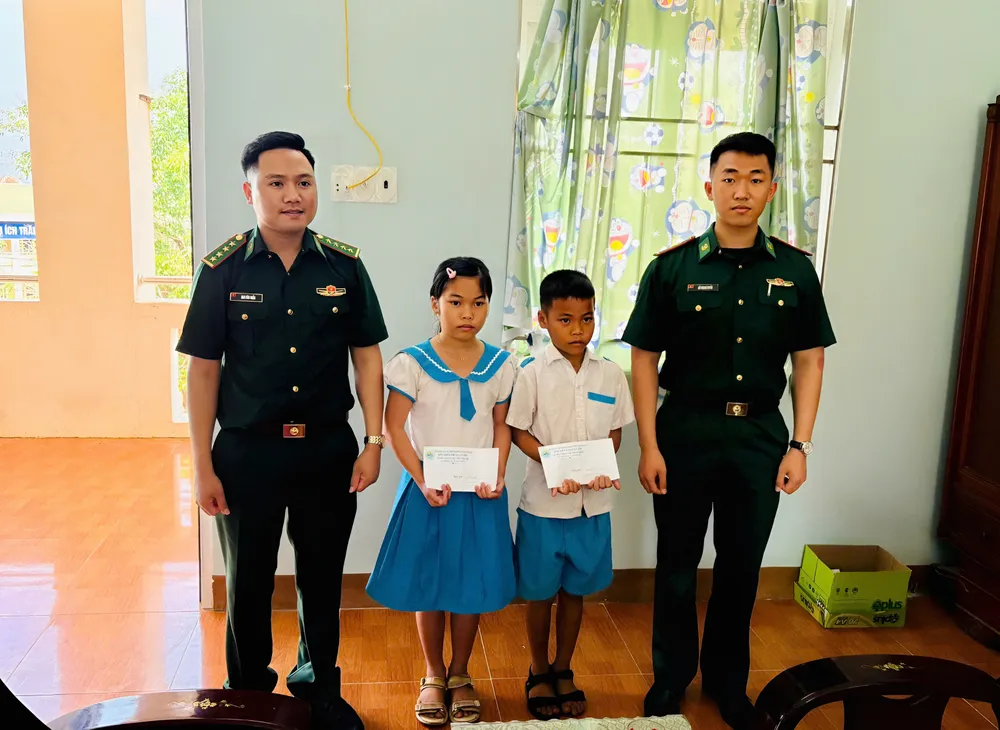 Đồn Biên phòng Lý Sơn hỗ trợ cho các em có hoàn cảnh khó khăn hỗ trợ