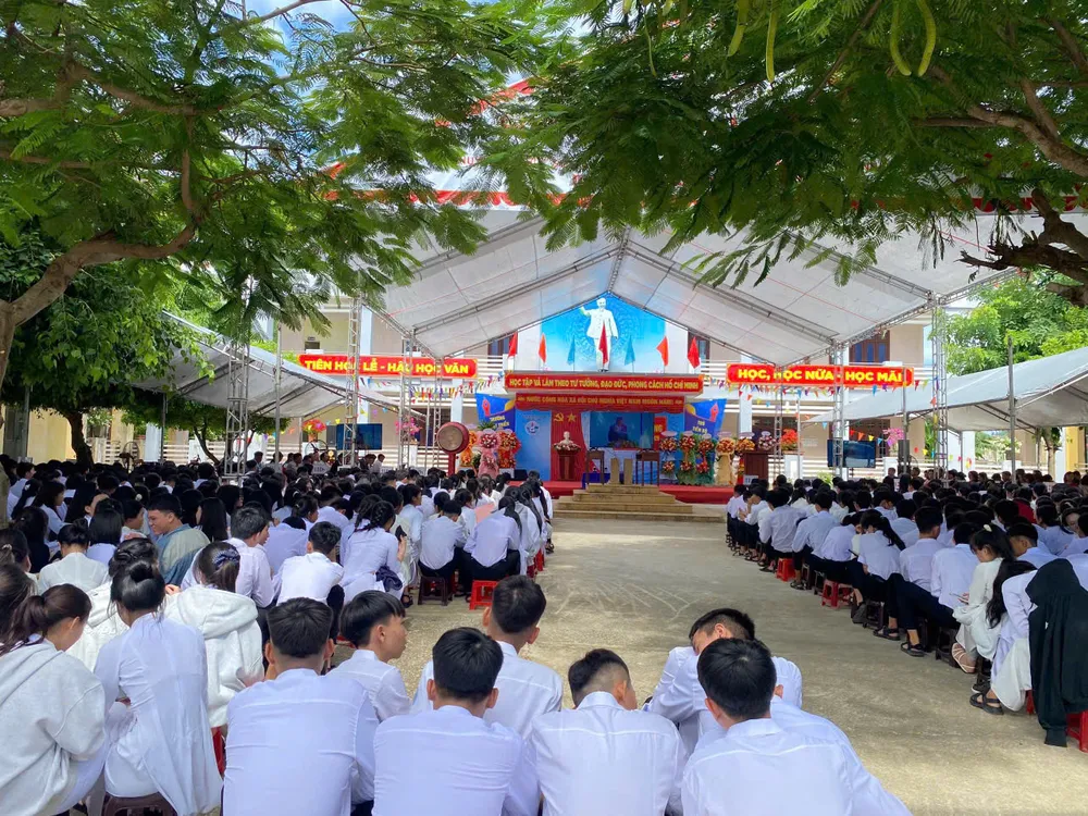 Học sinh Trường THPT Lý Sơn theo dõi Lễ khai giảng đặc biệt qua màn hình trực tuyến 3b2eb1462274a92af065 (1).jpg
