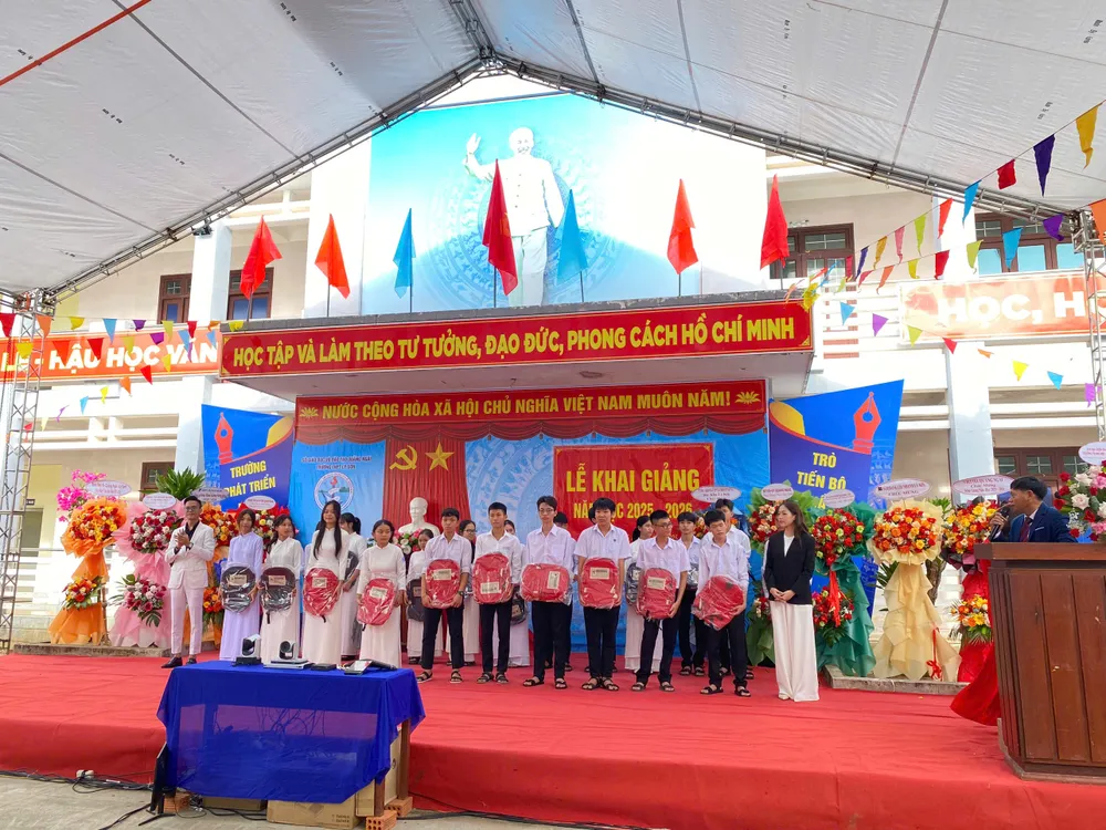 Đại diện các nhà tài trợ tặng cặp cho học sinh nghèo vượt khó học giỏi 63e8a192b0af3bf162be.jpg