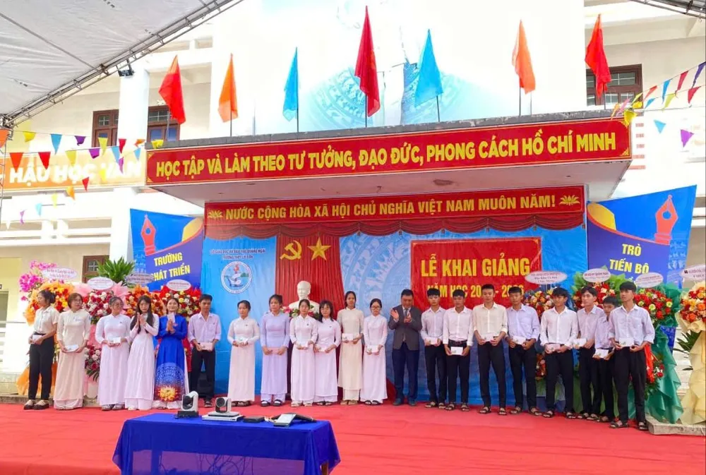 Trao quà cho học sinh trong lễ khai giảng năm học mới tại Trường THPT Lý Sơn 6d6790e9b1db3a8563ca.jpg
