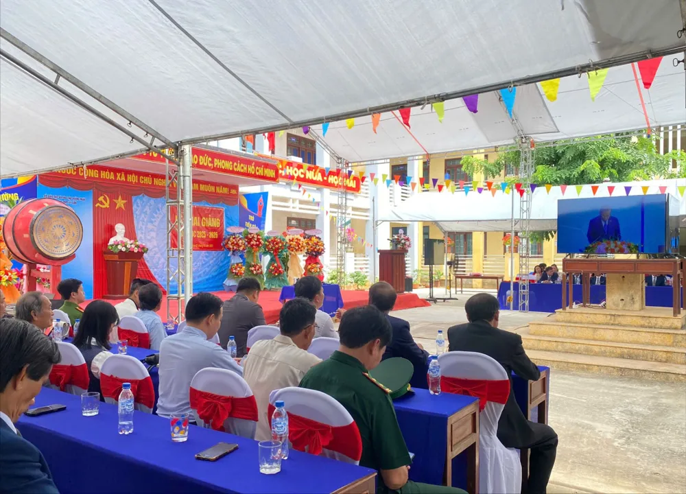 Các đại biểu theo dõi qua truyền hình trực tuyến lễ khai giảng tại Trường THPT Lý Sơn e5631216032b8875d13a.jpg