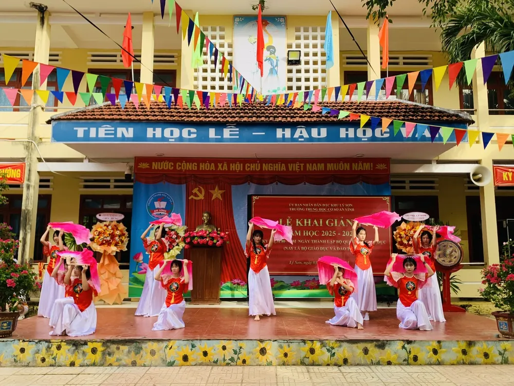 Lễ khai giảng năm học mới tại Trường THCS An Vĩnh, đặc khu Lý Sơn tiểu học (1).jpg