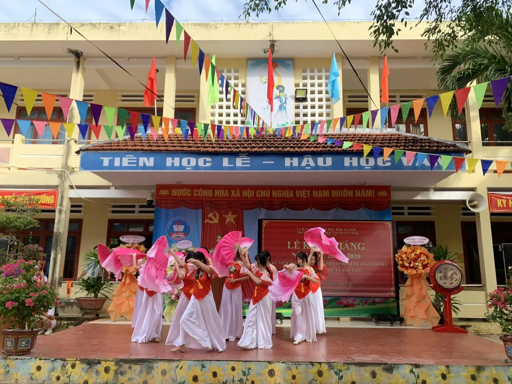 Tiết mục văn nghệ khai giảng năm học tại Trường THCS An Vĩnh tiểu học (3).jpg