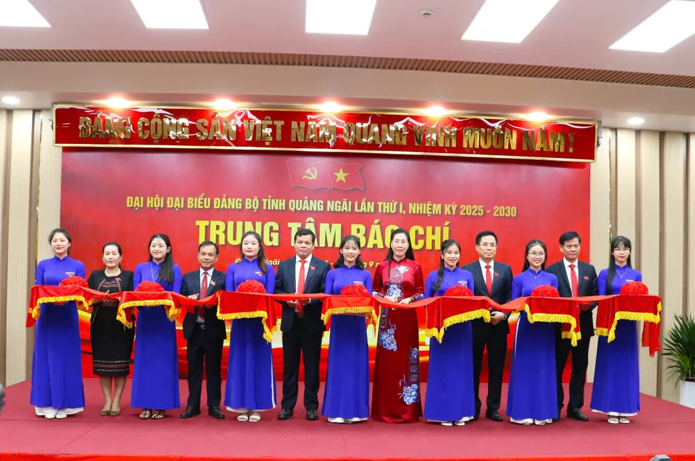 Bí thư Tỉnh ủy Quảng Ngãi Bùi Thị Quỳnh Vân tham dự lễ cắt băng khai trương Trung tâm báo chí. Ảnh: Ban tổ chức Khai trương Trung tâm báo chí phục vụ Đại hội Đảng bộ tỉnh Quảng Ngãi lần thứ I