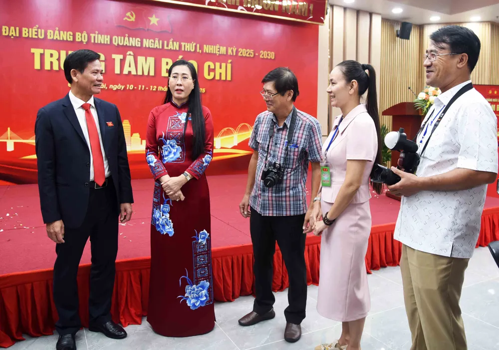 Bí thư Tỉnh ủy Quảng Ngãi Bùi Thị Quỳnh Vân trao đổi với báo chí trước ngày diễn ra phiên chính thức Đại hội Đảng bộ tỉnh Quảng Ngãi lần thứ I tại Trung tâm báo chí. Ảnh: BTC bùi thi quỳnh vân.jpg