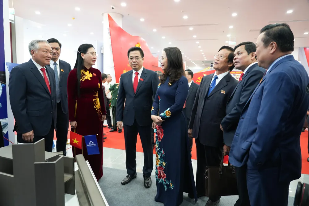 Phó Thủ tướng Thường trực Chính phủ tham quan các gian hàng sản phẩm công nghiệp tỉnh Quảng Ngãi DSC08936 (1).jpg
