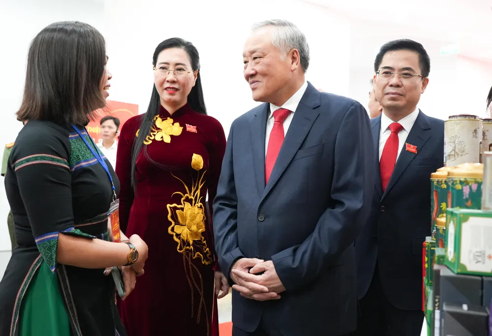 Phó Thủ tướng Thường trực Chính phủ Nguyễn Hòa Bình tham quan không gian trưng bày sản phẩm OCOP Quảng Ngãi DSC09136.jpg