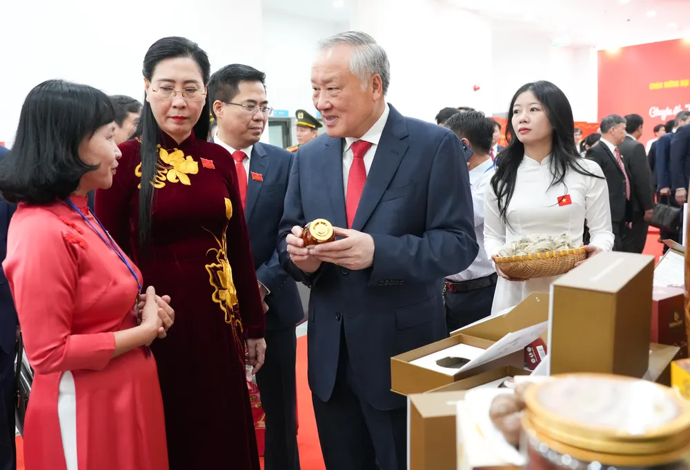 Phó Thủ tướng Thường trực Chính phủ Nguyễn Hòa Bình cùng Bí thư Tỉnh ủy Quảng Ngãi Bùi Thị Quỳnh Vân tham quan gian hàng OCOP Quảng Ngãi DSC09207.jpg
