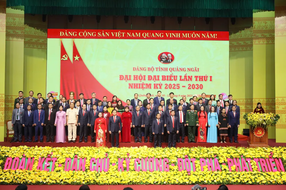 Ban Chấp hành Đảng bộ tỉnh Quảng Ngãi khóa I, nhiệm kỳ 2025 – 2030 ra mắt Đại hội Đại biểu Đảng bộ. Ảnh: BTC eccf48e89f6e14304d7f.jpg