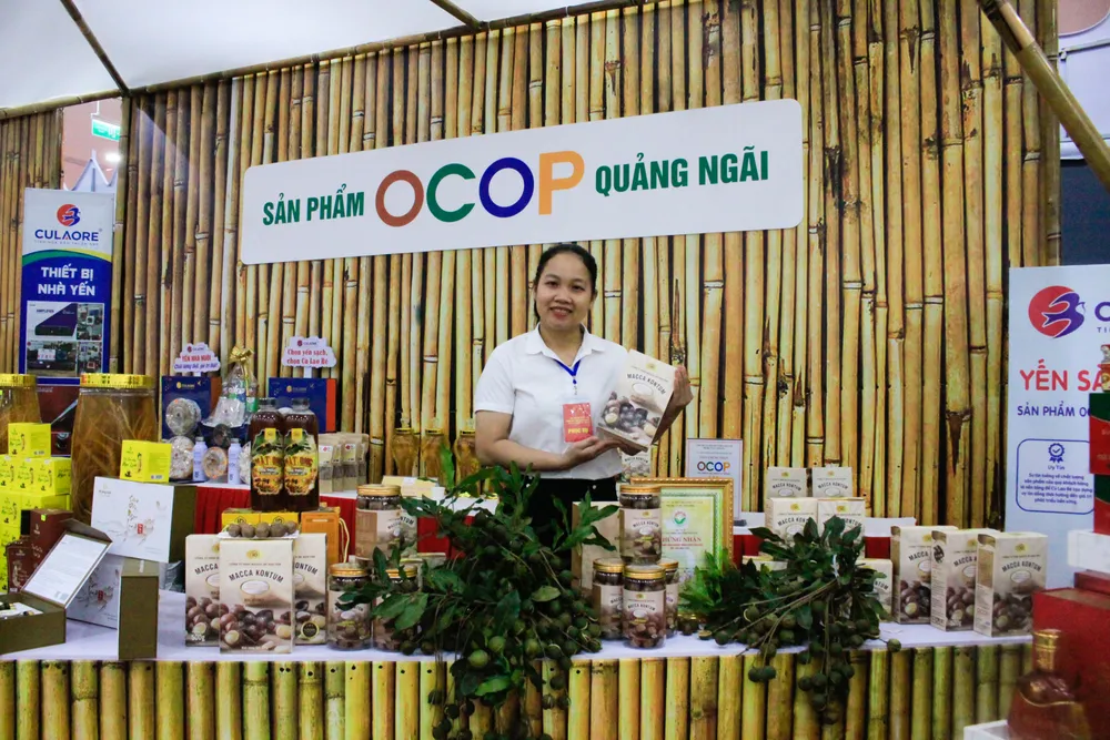Giới thiệu nhiều sản phẩm OCOP tỉnh Quảng Ngãi. Ảnh: NGUYỄN TRANG TRUNG BAY (1 of 1).jpg