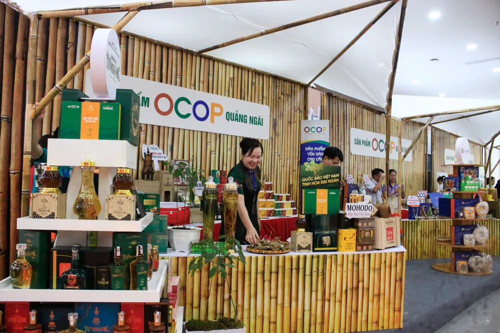 Trưng bày sản phẩm OCOP tỉnh Quảng Ngãi. Ảnh: NGUYỄN TRANG TRUNG BAY 2 (1 of 1).jpg