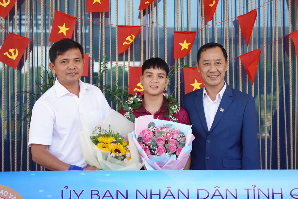 Võ sĩ Đinh Văn Tâm (ở giữa) chia sẻ cảm xúc của giải đấu 77a8e9036389e8d7b198.jpg