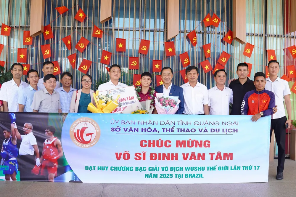 Sở VH-TT-DL tỉnh Quảng Ngãi chúc mừng võ sĩ Đinh Văn Tâm, đạt Huy chương bạc Giải vô địch Wushu thế giới lần thứ 17 năm 2025 tại Brazil đón võ sĩ