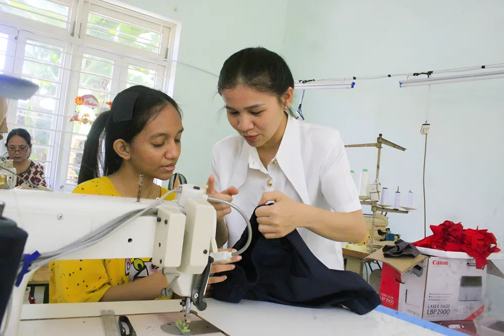 Cô giáo trợ giảng Nguyễn Thị Kim Ngân hướng dẫn bằng ngôn ngữ ký hiệu cho học sinh khiếm thính. Ảnh: NGUYỄN TRANG GV NGÂN (1 of 1).jpg