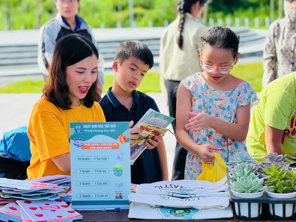 Cứ 10 quyển sách, truyện cũ đổi 1 túi xách vải, 7 quyển đổi 1 cây lớn, 5 quyển đổi 1 cây nhỏ. Ảnh: Đoàn phường Cẩm Thành đoàn phường cẩm thành cung cấp (11).jpg