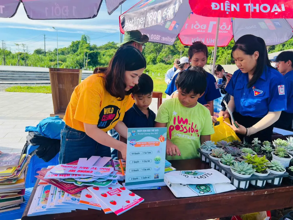 Các em nhỏ tham gia đổi sách, đổi truyện cũ lấy quà xanh. Ảnh: Đoàn phường Cẩm Thành đoàn phường cẩm thành cung cấp (12).jpg