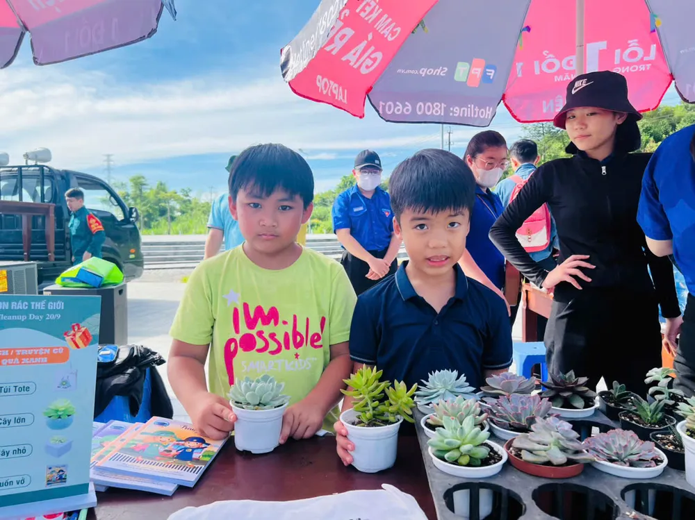 Các em nhỏ hào hứng nhận cây sen đá. Ảnh: Đoàn phường Cẩm Thành đoàn phường cẩm thành cung cấp (13).jpg